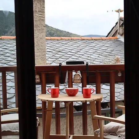 Cal Gano, 3-story Stone & Wood Mountain Retreat בקתה *
