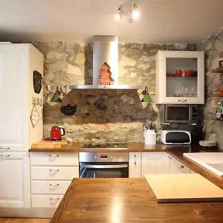בקתה Cal Gano, 3-story Stone & Wood Mountain Retreat *
