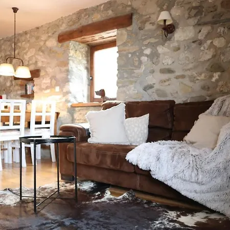 בקתה Cal Gano, 3-story Stone & Wood Mountain Retreat *