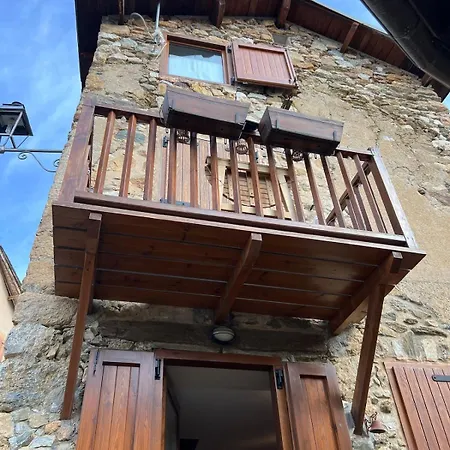 בקתה Cal Gano, 3-story Stone & Wood Mountain Retreat *