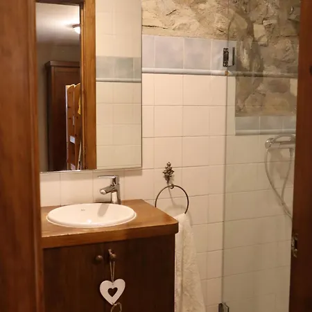 Cal Gano, 3-story Stone & Wood Mountain Retreat בקתה *